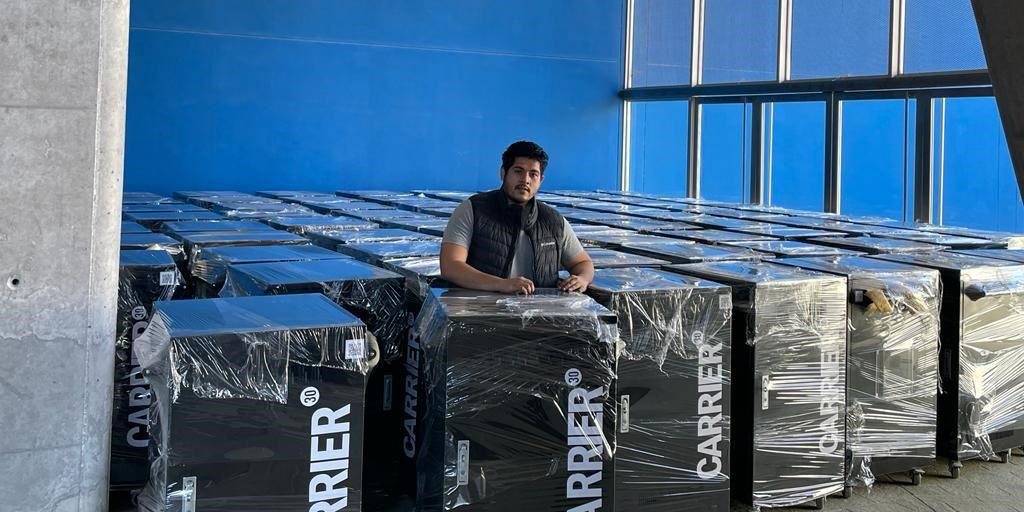 Coche inteligente para almacenar y cargar laptops en un aula moderna