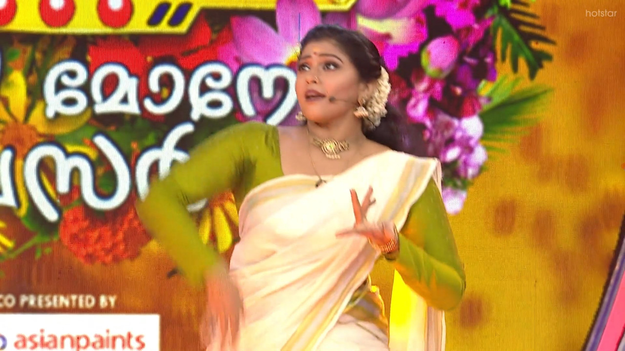 Nandana varma sexy in saree navel show-uploaded.mp4_snapshot_00.00.515
