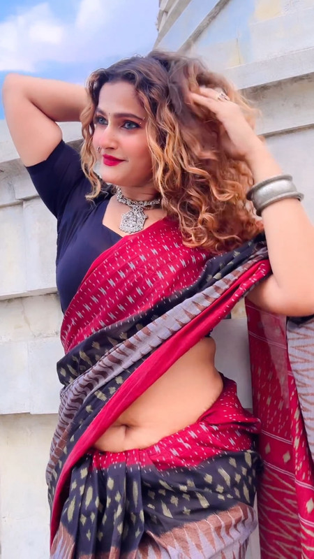 [Image: aishwarya-sexy-deep-pierced-navel-in-red...01-766.jpg]