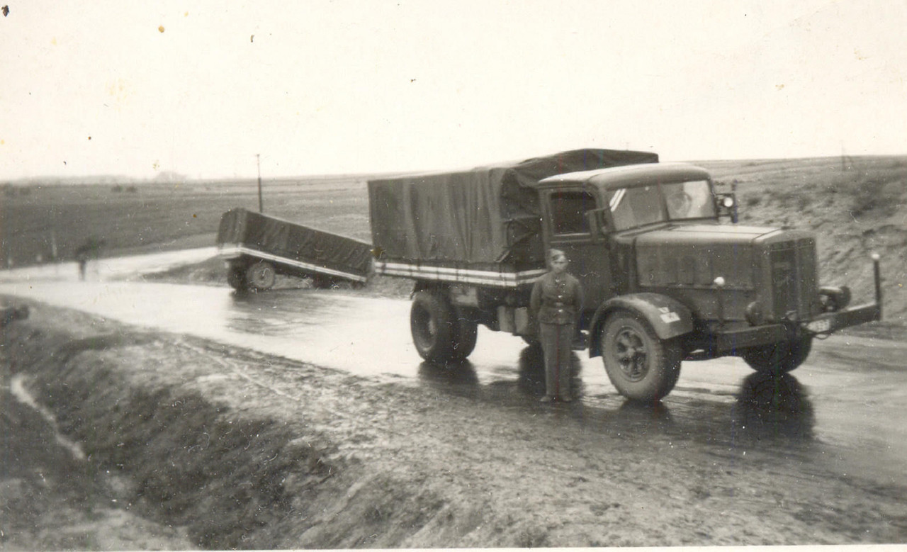 Foto Büssing Lkw mit Anhänger Fahrunfall Herbst 