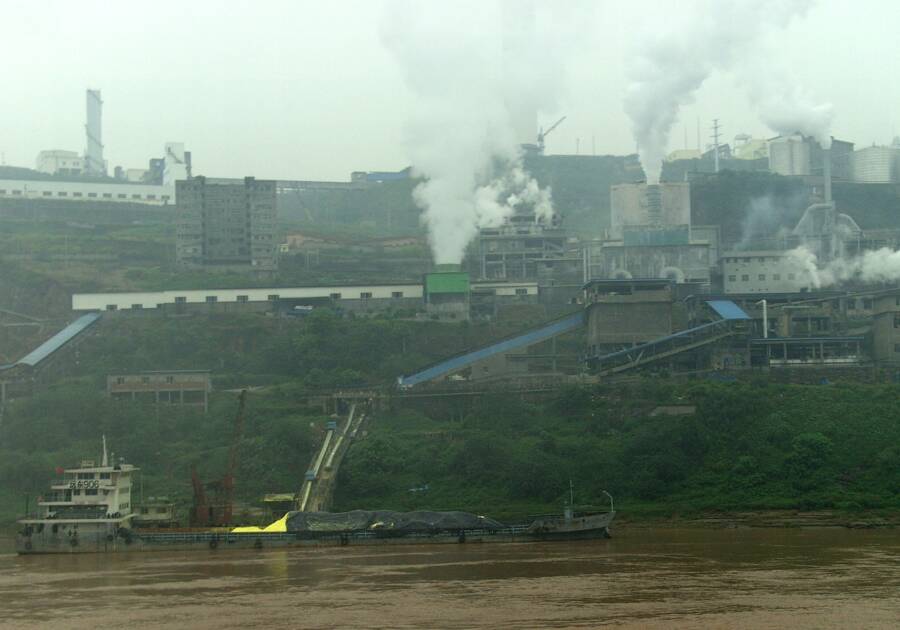 factory-along-the-yangtze