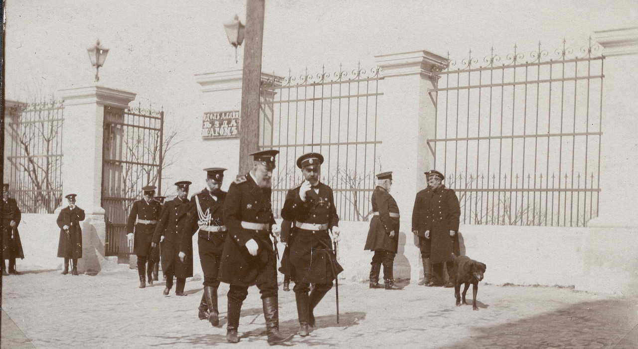 ком чф Сарнавский и у стены к1р Ревелиоти с казначеем Севаст.полуэкип