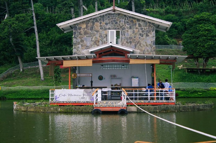 Cafe Tengah Danau Nirvana Valley Resort.