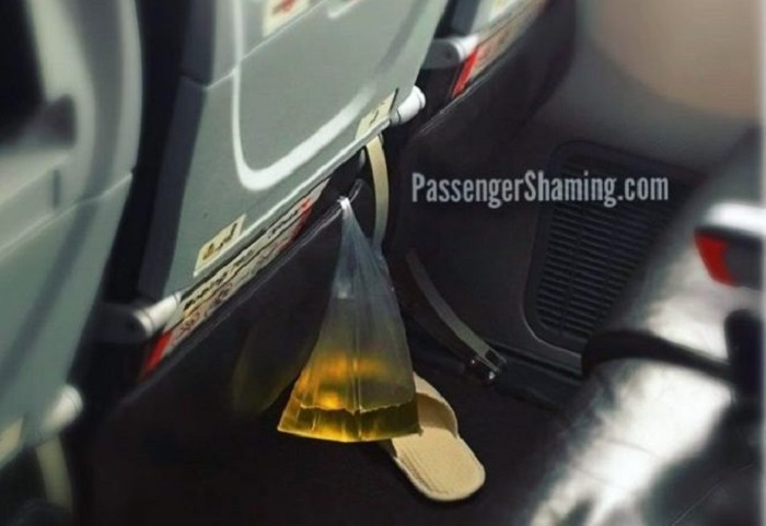 Seorang meninggalkan kantong plastik berisi air kencing di pesawat.