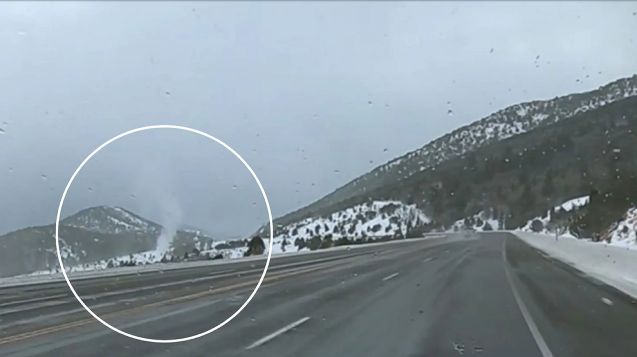Tornado de nieve ataca carretera en EU ¡Aquí el impactante video!
