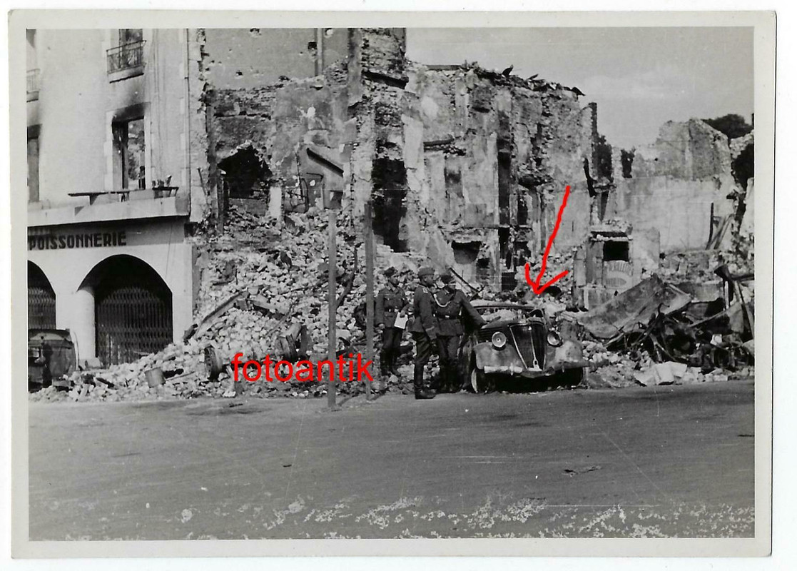 Foto 2WK Frankreich Stadt Gien zerstörte Häuser und Fahrzeug Soldaten nach KAMPF