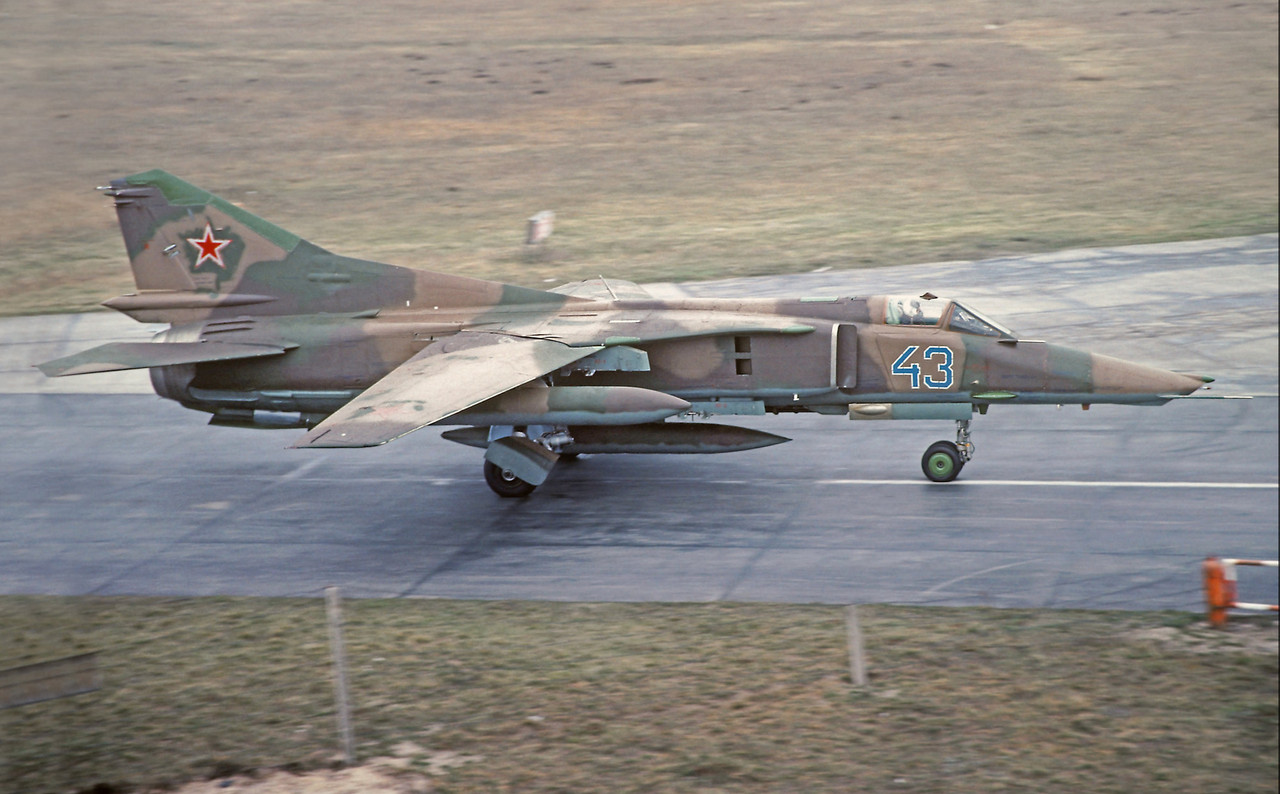 559 APIB Mig-27K 43 Blue_76802630200, Verlegung (2)