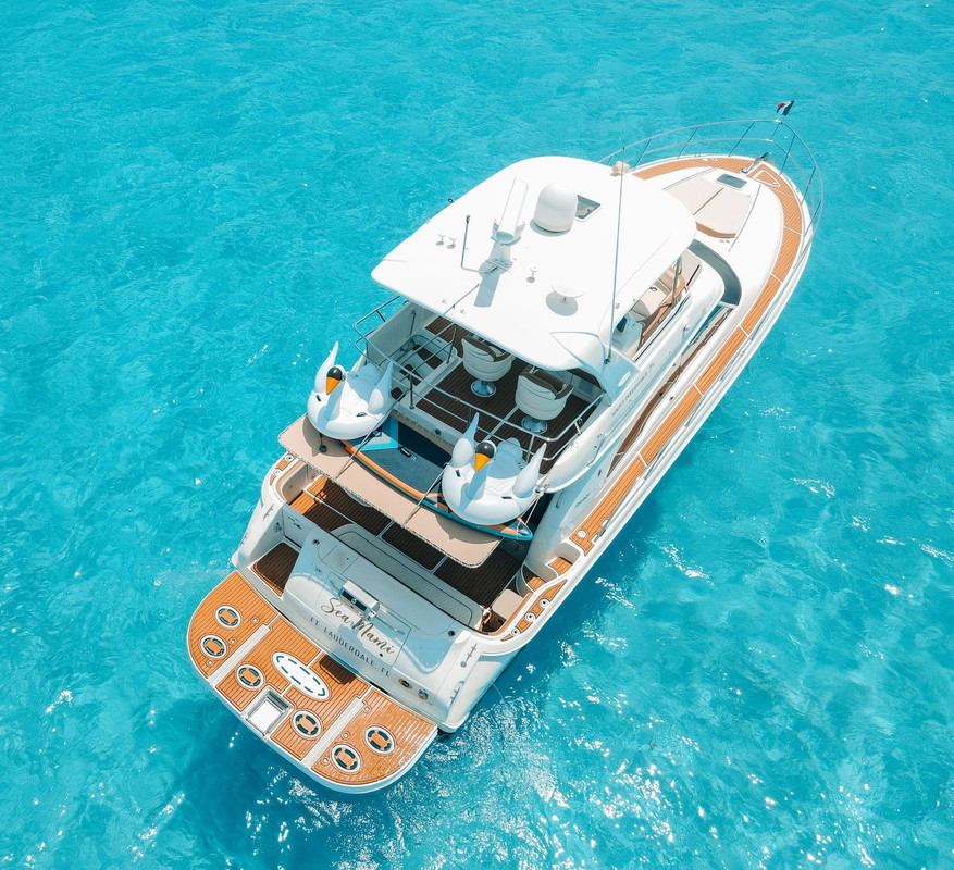 Sea Mami 52 ft yacht rental Cancun - Sound system and entertainment area for yacht parties and celebrations