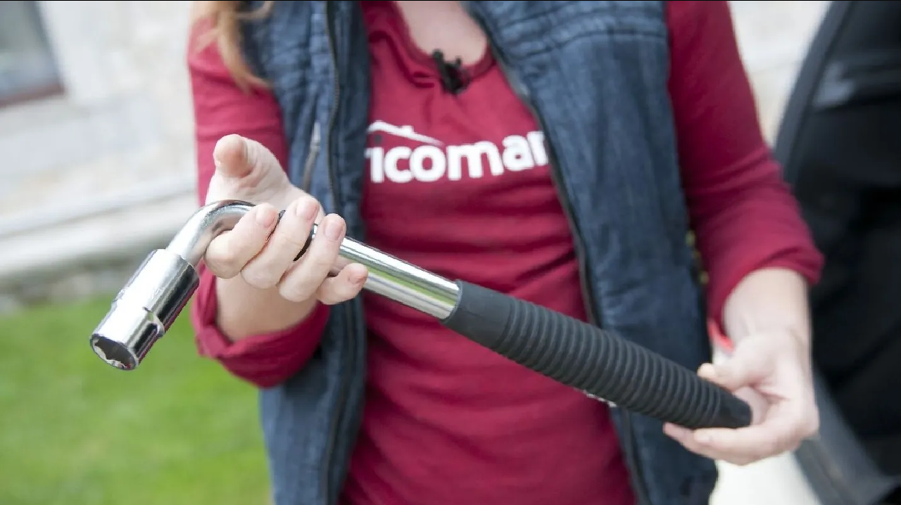 Robo a farmacia en Mexicali, ladrón amenazó a empleada con llave mecánica