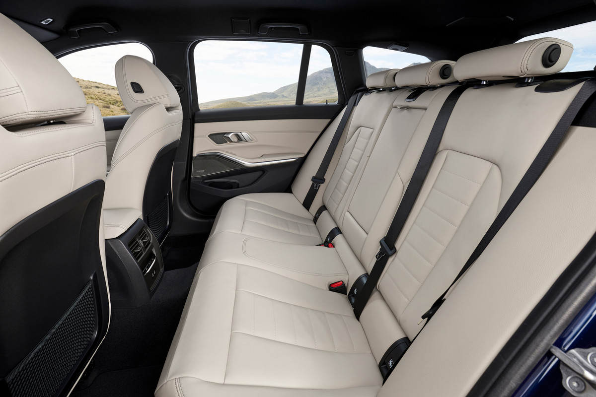 P90462561_highRes_the-new-bmw-330e-tou