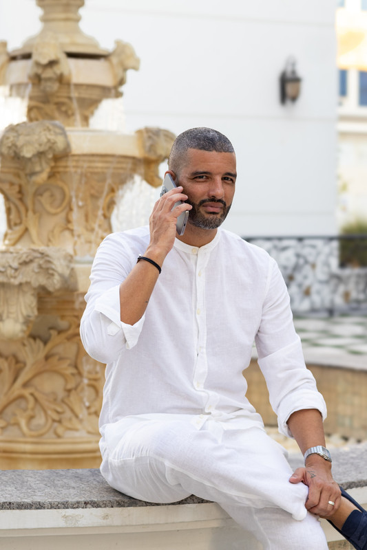 Charles Lovecoach au téléphone, regard direct