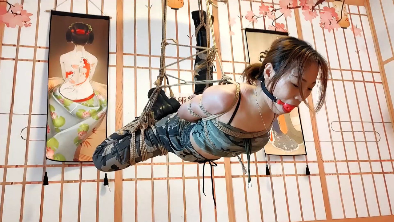 一绳所爱 姚梦梦迷彩服悬吊.mp4_20230706_185235.666