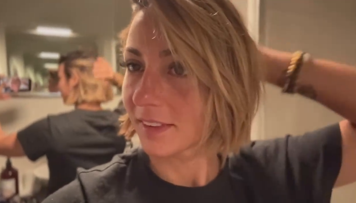 JacquieEtMichelTV Pam discovers another side of Brittany