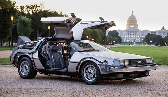 BACK-TO-FUTURE-DELOREAN-2-FOTOR.jpg