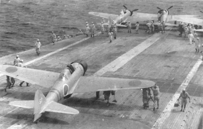 Un caza A6M Zero lidera el lanzamiento aéreo del grupo de Shōkaku la mañana del 8 de mayo