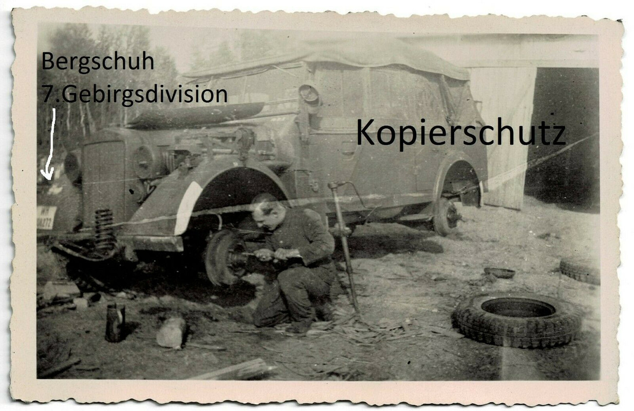 7.Gebirgsdivision Kübelwagen mit Divisionsabzeichen BERGSCHUH beim Reifenwechsel