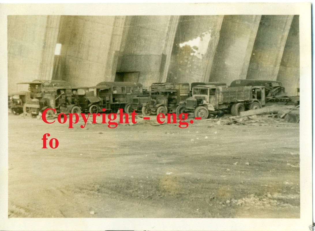 FOTO - Französische LKW  Fahrzeuge im HANGAR ein