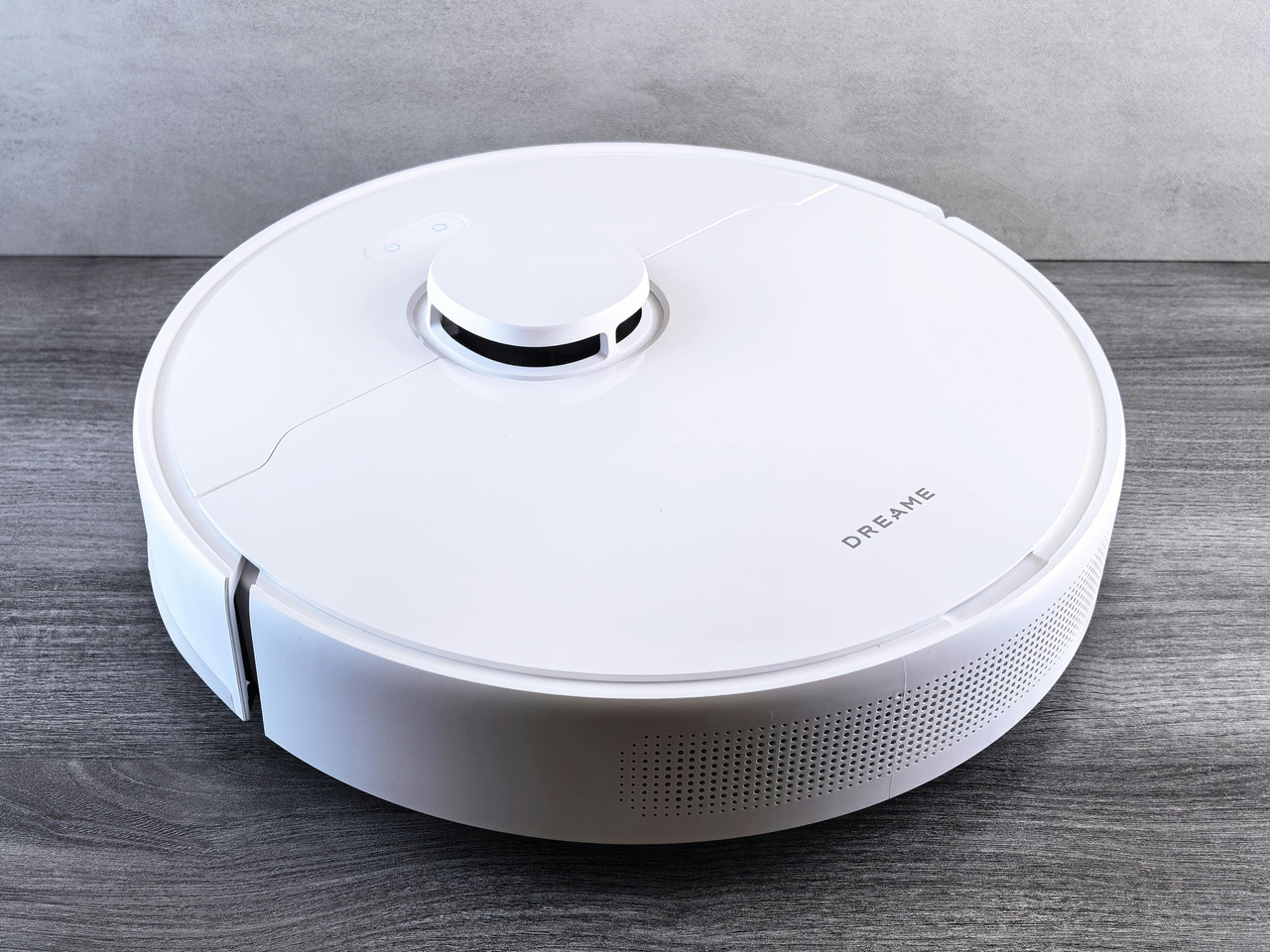 Robô aspirador Kuanttum X10 em ambiente com pet — ilustrativa