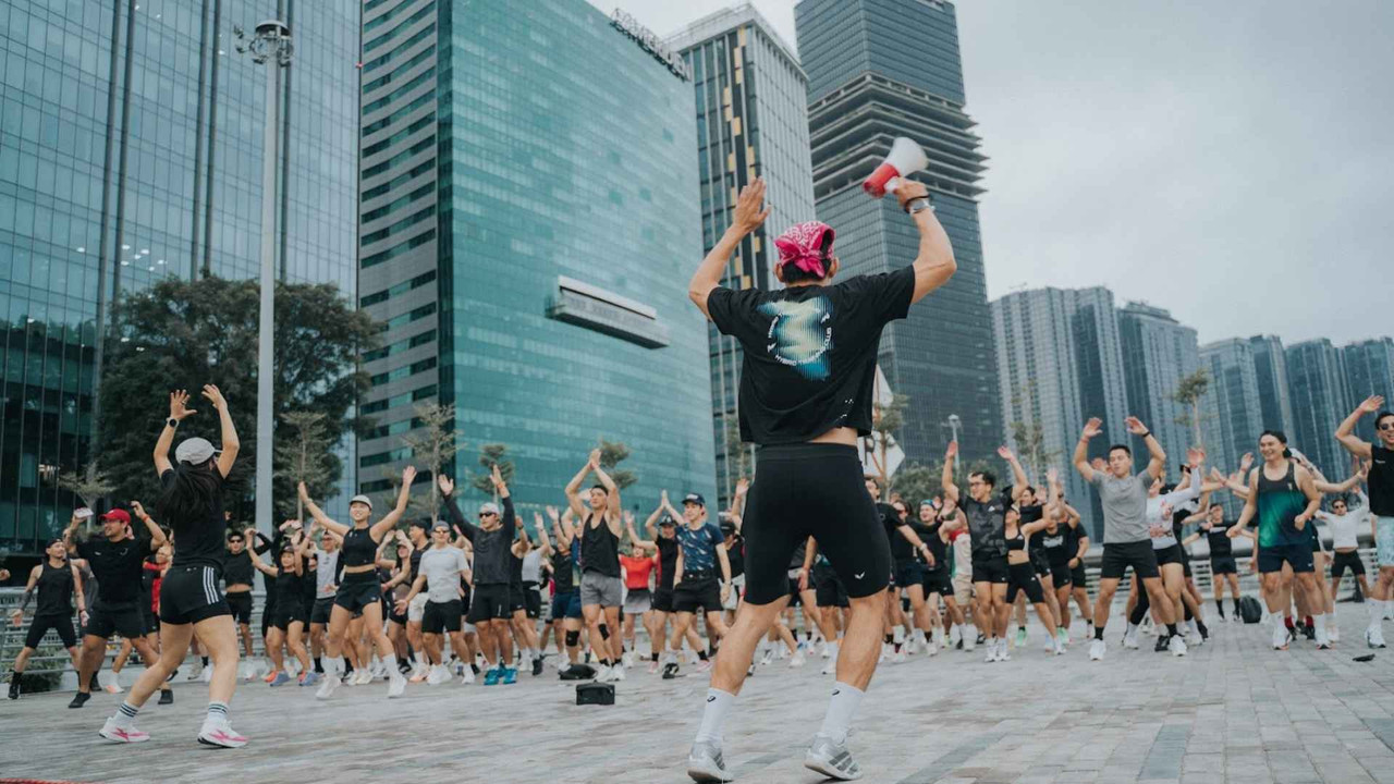 Cách khắc phục đau đầu gối khi chạy bộ - buổi khởi động tập thể có coach hướng dẫn tại TP.HCM