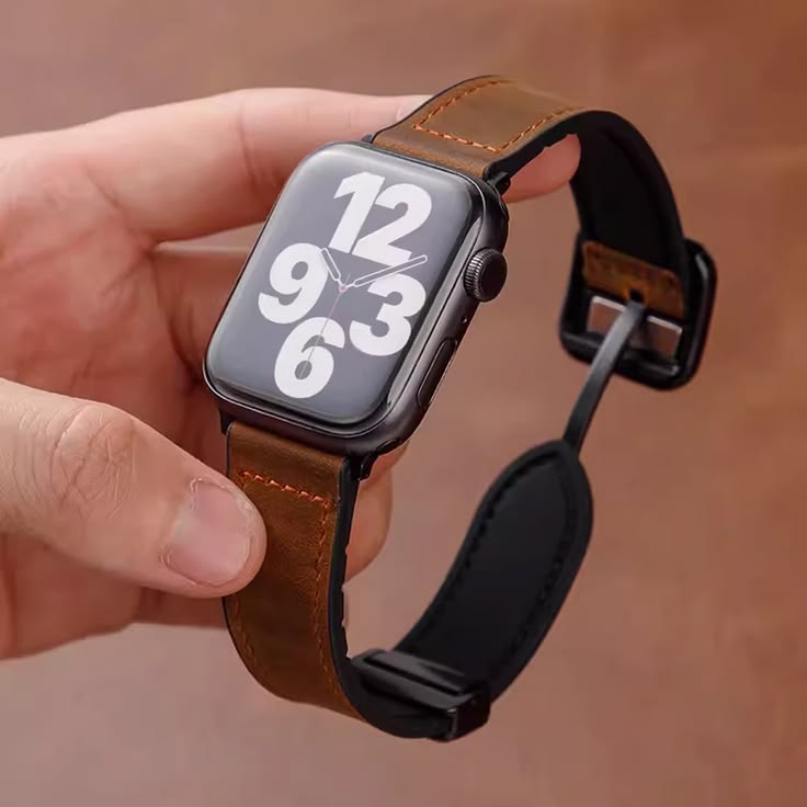 Correa de Apple Watch de piel con cierre magnético mostrada en las tallas que Apple nunca ofreció, de 40 mm a 49 mm