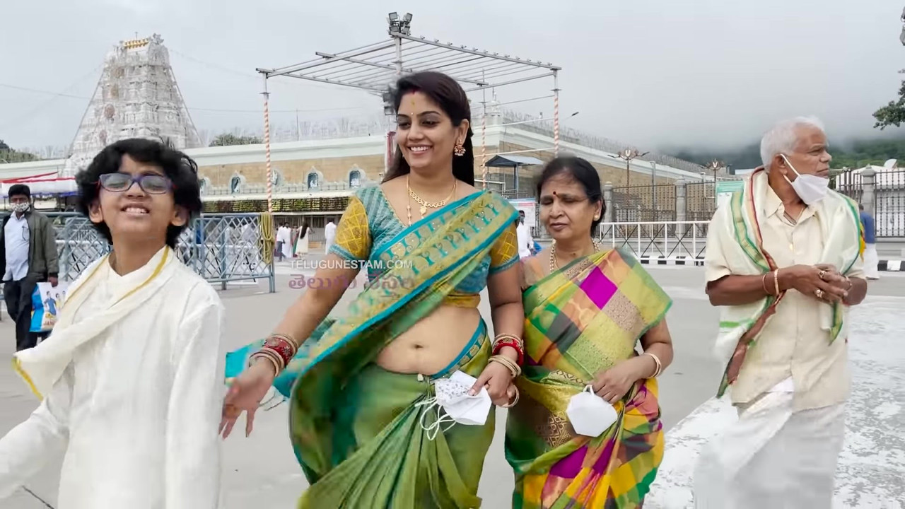 [Image: Telugu-Actress-Spotted-in-Tirumala-mkv-0008.jpg]