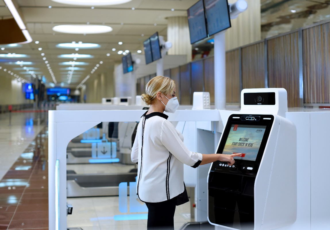 Fasilitas self check-in di Bandara Dubai.