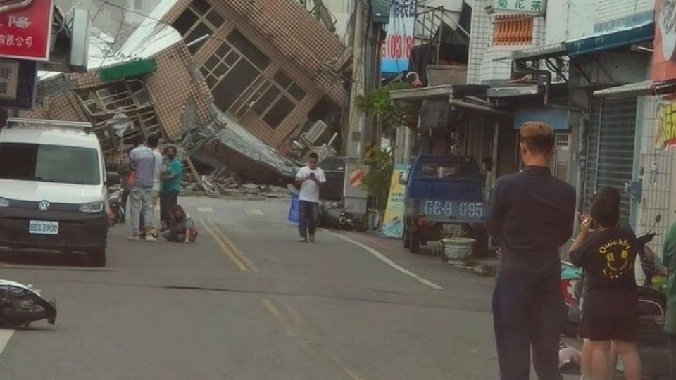 VIDEOS: Impactante terremoto de magnitud 6.9 azota Taiwán; derriba edificios y destruye carreteras