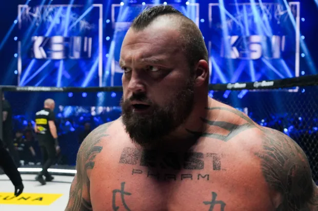 Еди Хол показа как се подготвя за сблъсъка с Дилън Данис в Misfits MMA