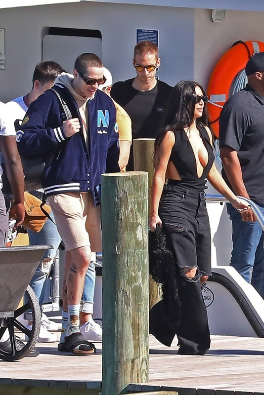 Kim Kardashian y Pete Davidson disfrutan de tomar el sol en las Bahamas