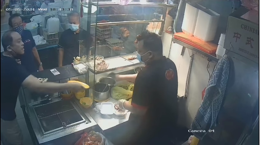 Tangkapan video pria marah dan lempar daging serta piring ke arah pelayan.