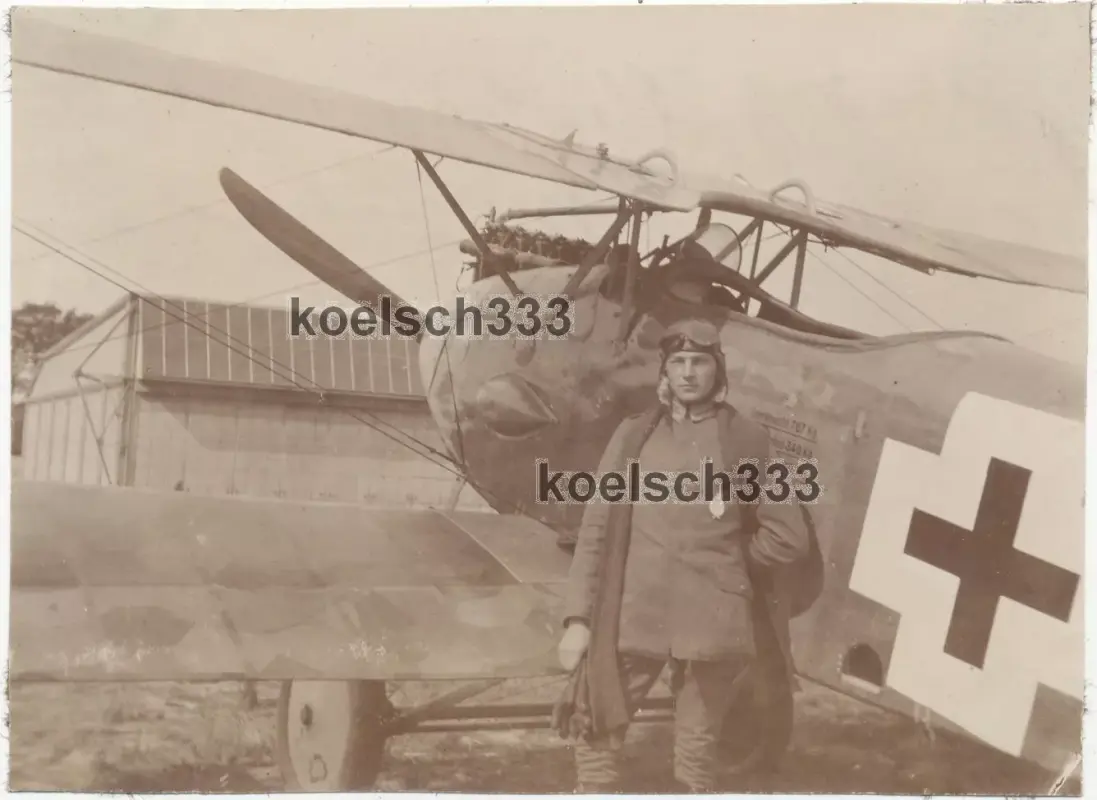 Foto Flugzeugführer Pilot Uffz. Christiani vor Doppeldecker Frankfurt Oder 1918