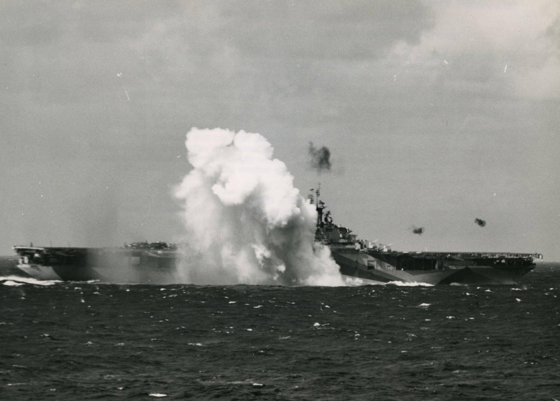 USS-Ticonderoga-CV-14-un-avi-n-suicida-kamikaze-se-estrella-cerca-en-ruta-frente-a-Filipinas-6-no.jpg