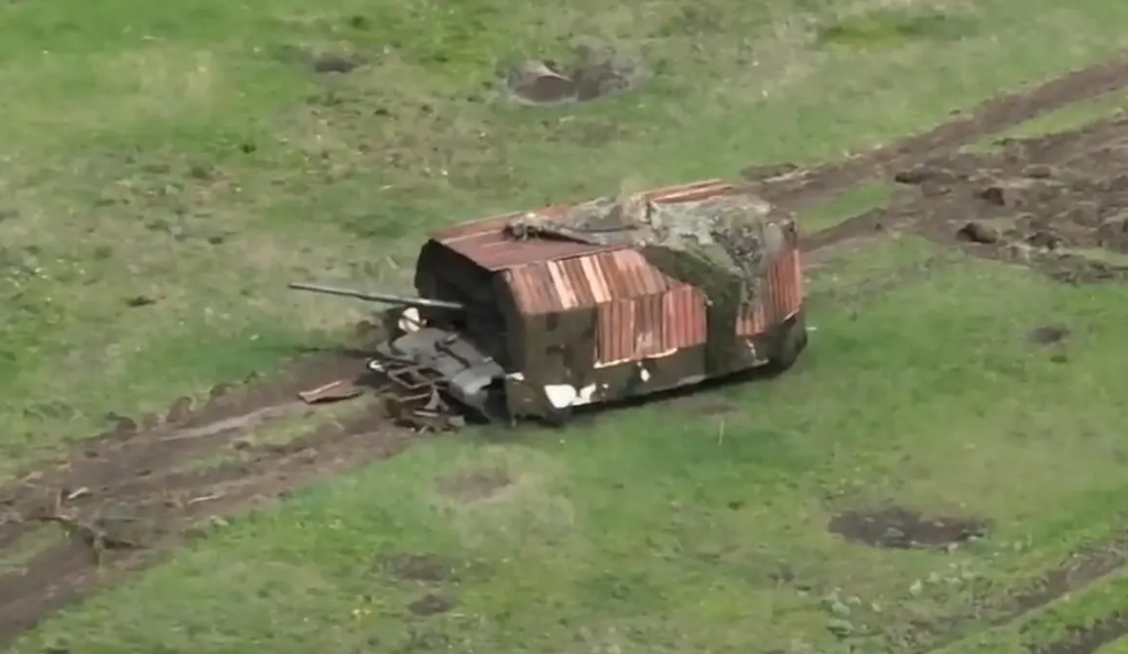 被无人机炸怕了俄军坦克铁笼再进化背龟殻上战场