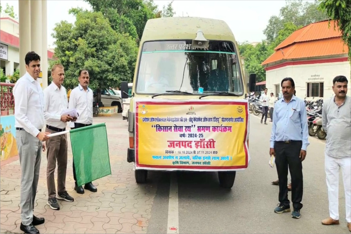 जिलाधिकारी ने किसानों को जागरूक करने हेतु किसान रथ को किया रवाना 