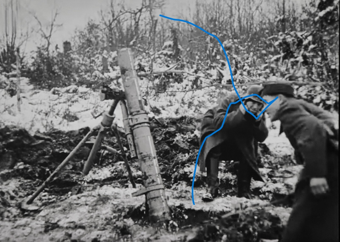Foto Deutsche Soldaten feuern einen 12cm Granatwerfer ab im Osten 1941
