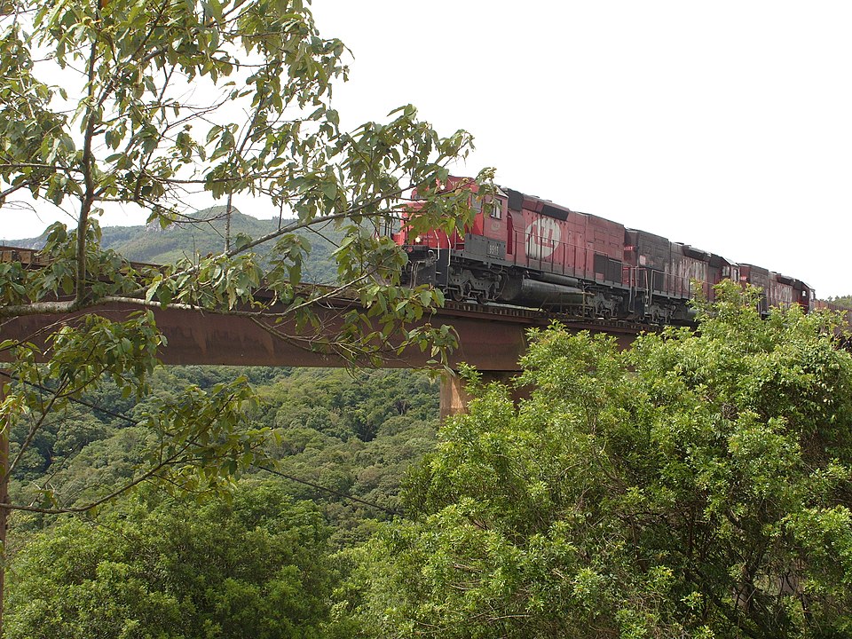 Túnel ferroviário histórico na Serra do Cadeado com trilhos ainda preservados