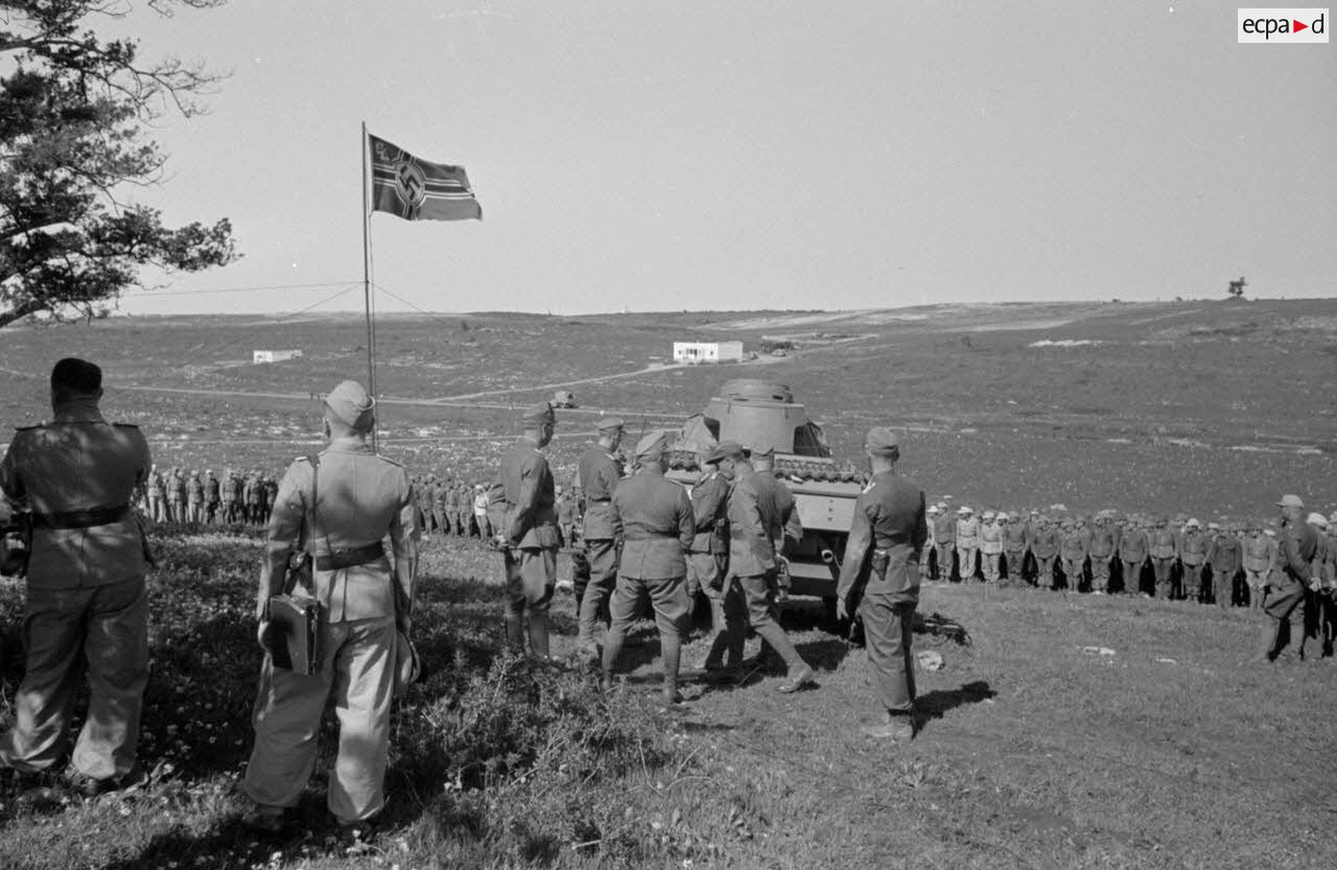 Les chars Panzer III démarrent puis quittent le lieu de la cérémonie militaire (1)