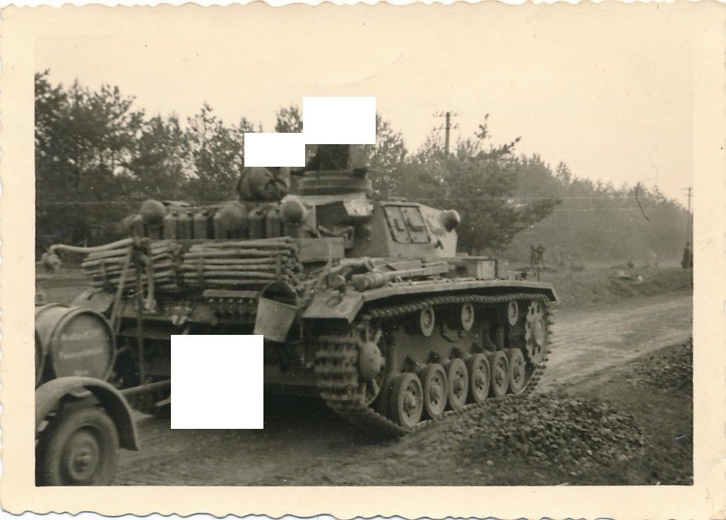 Russland deutscher Panzer III mit Benzin Anhänger