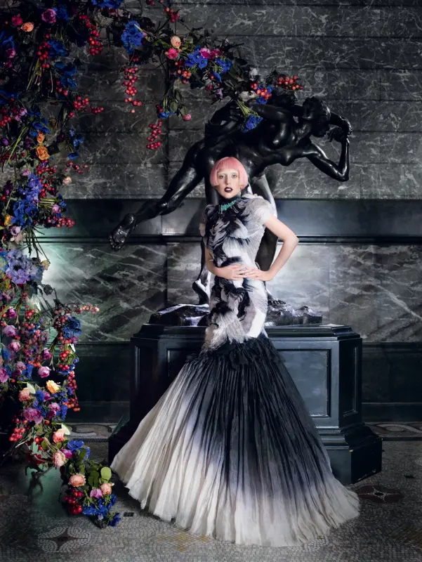 11-22-10-Mario-Testino-007.webp
