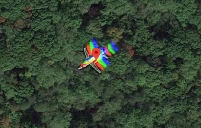 Pesawat misterius yang menyala terekam kamera Google Maps berada di tengah hutan belantara Amerika Serikat.
