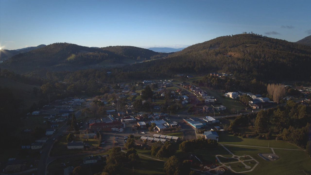 Rosehaven (2016) Season 3 S03 (1080p AMZN WEB-DL x265 HEVC 10bit EAC3 2.0 MONOLITH) [QxR]