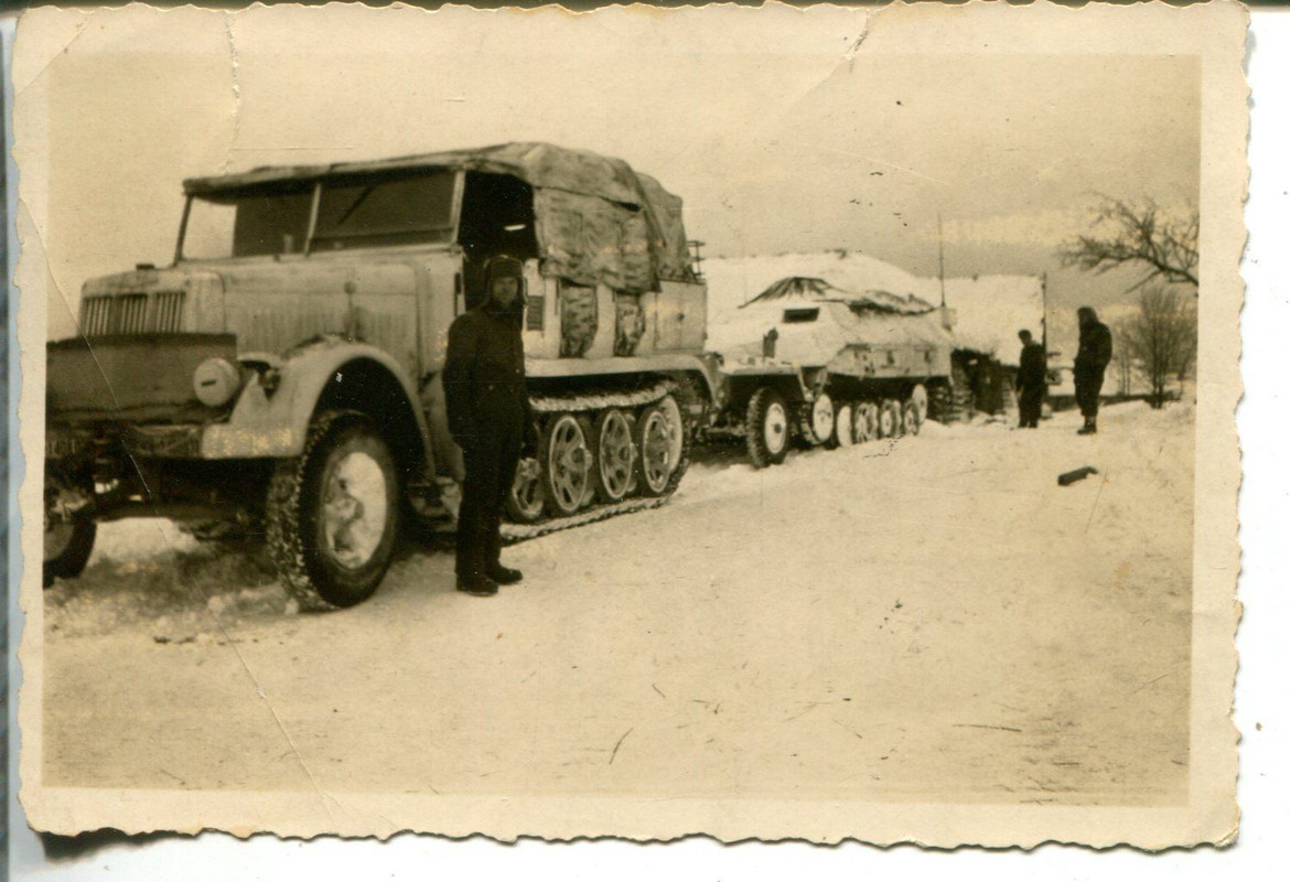 Halbkette SdKfz schleppt Schützenpanzer ab Winte