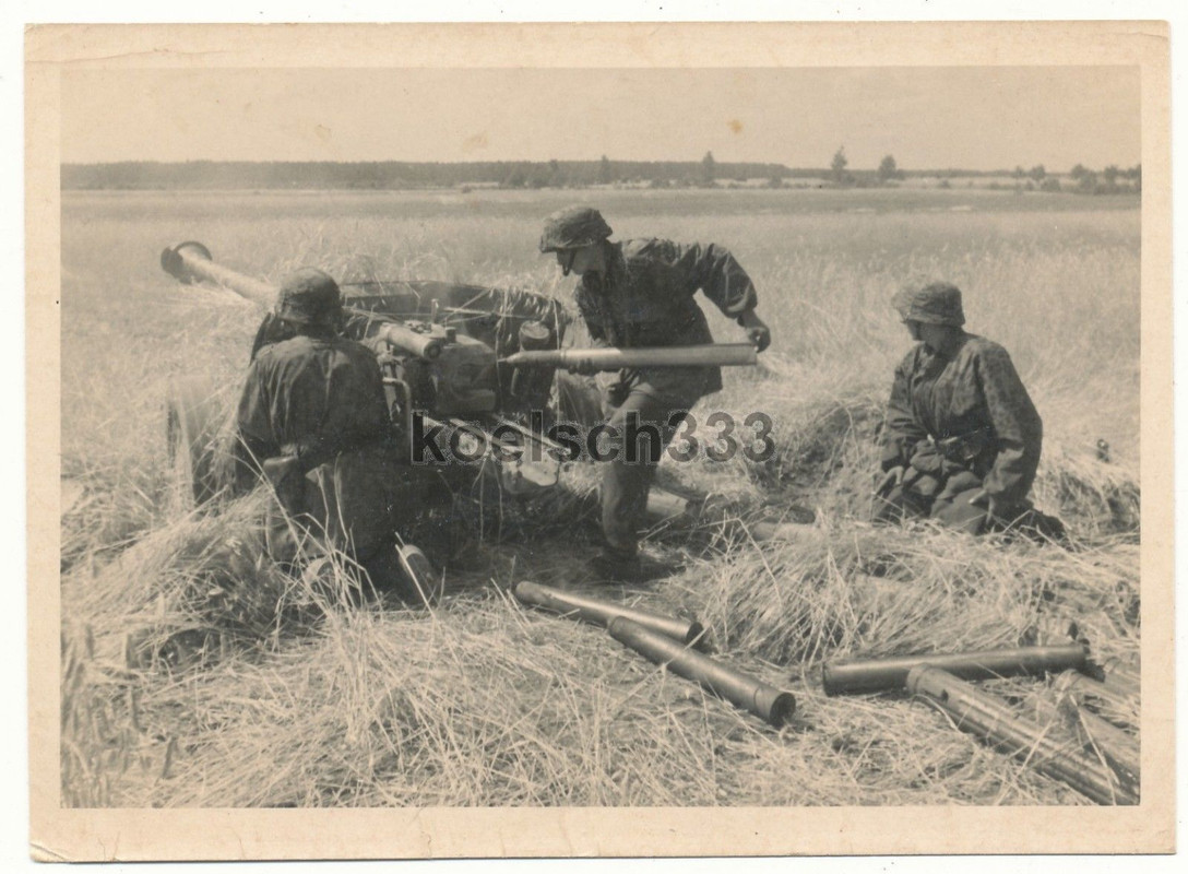 Foto Panzerjäger in Erbsentarn Uniform feuern mit 7,5cm PaK ! Ostfront Kampf !