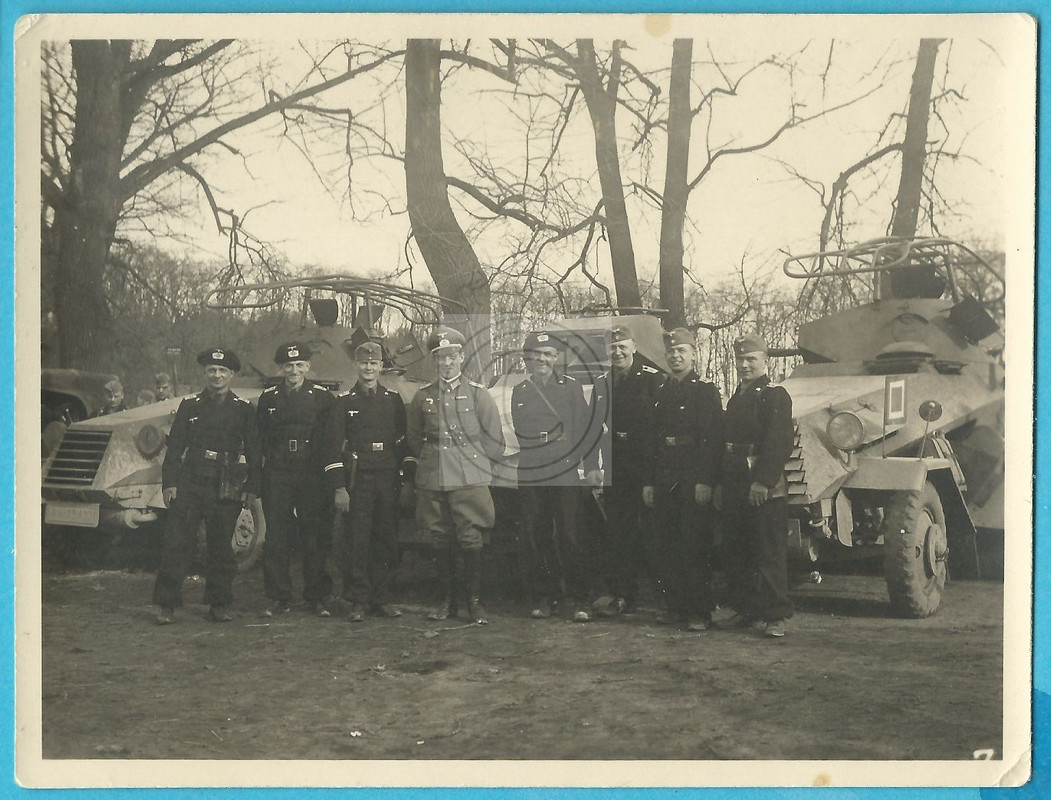 Kameraden posieren vor Sd KFZ 232 Büssing-NAG G 