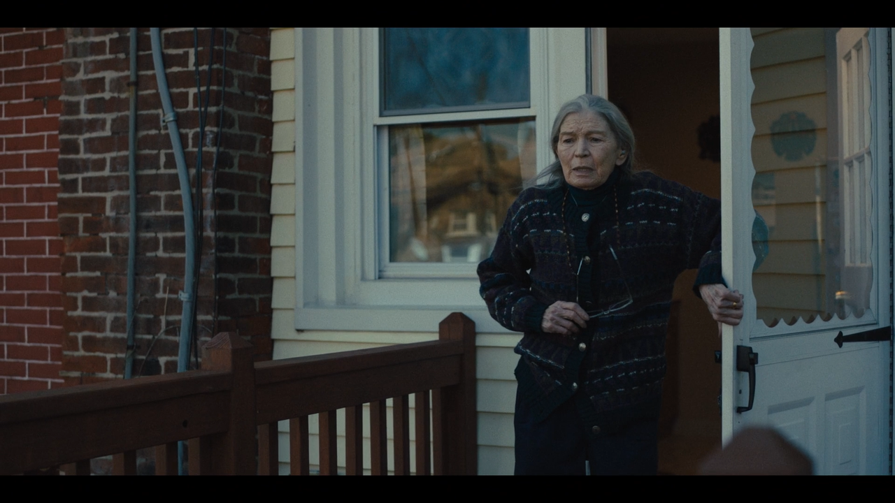 Omicidio.a.Easttown.S01E01.Miss.Lady.Hawk.in.persona.ITA.ENG.1080p.AMZN.WEB-DLMux.DD5.1.H.264-MeM.mk