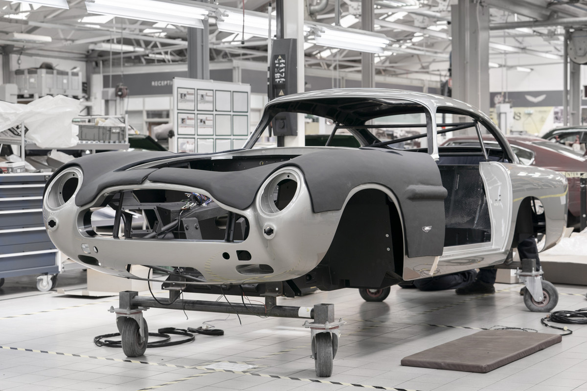 AstonMartinDB5GoldfingerContinuation_04
