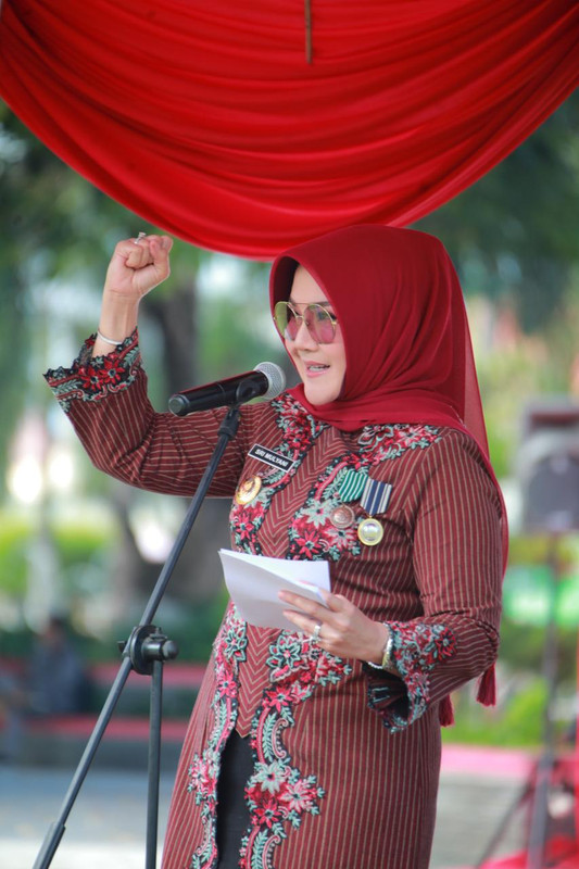 Bupati Klaten Sri Mulyani bersama pemimpin pasukan yang bertugas saat upacara peringatan Hari Kartini ke-145 tingkat Kabupaten dengan tema 