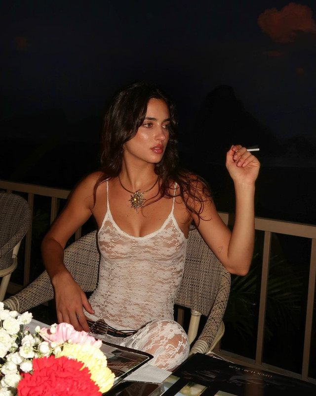 [Εικόνα: among-the-champagne-and-the-stars-v0-xfp9ssiw6c6c1.jpg]