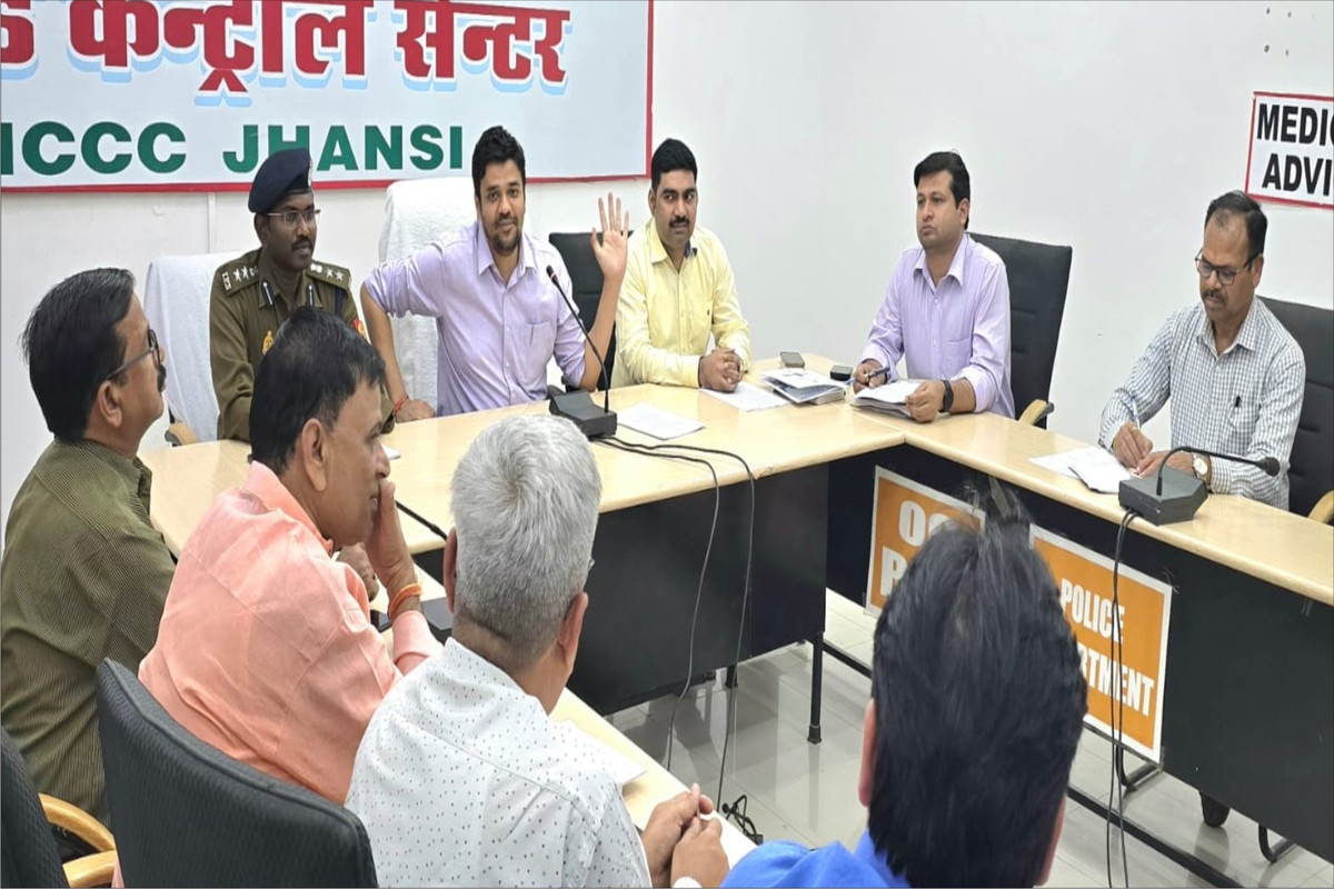 जिला निर्वाचन अधिकारी ने  राजनीतिक पार्टियों के पदाधिकारियों के साथ की बैठक विभिन्न राजनैतिक दलों के जिलाध्यक्ष एवं अन्य प्रतिनिधियों ने ई0वी0एम0/वी0वी0 पैट के संचालन की दी जानकारी