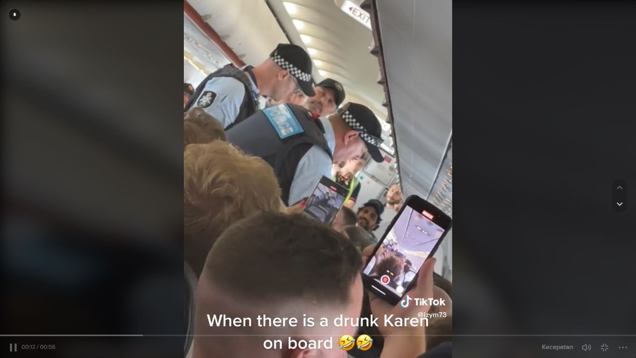 Viral di TikTok sebuah video singkat yang merekam sorang penumpang wanita mabuk di pesawat hingga harus dikeluarkan polisi namun malah disambut meriah oleh penumpang lain.